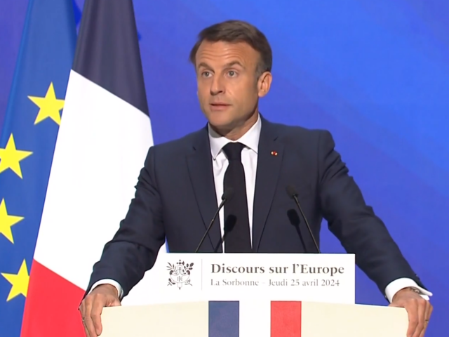 Macron vyzval k celokontinentálnímu zbrojení: Evropa musí ukázat, že není vazalem USA