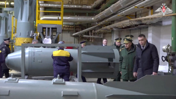 Rusko už vyrábí víc zbraní a munice, než spotřebuje na Ukrajině. Putin může mít něco v plánu, varuje německý ministr