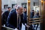 Soud zrušil rozsudek exproducenta Weinsteina za sexuální delikty. Při procesu nastaly ‚závažné chyby‘