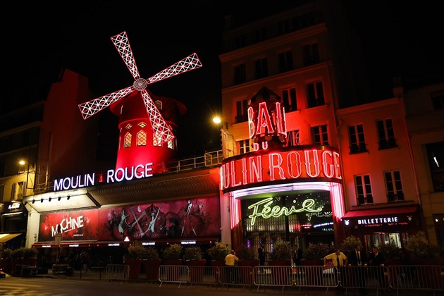 Symbol kabaretu Moulin Rouge v troskách. Zřítila se křídla slavného větrného mlýna