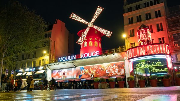 V Paříži se v noci zřítila křídla mlýna na známém kabaretu Moulin Rouge