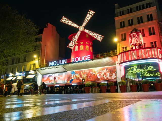 Ze slavného Moulin Rouge spadl jeho symbol. Křídla větrného mlýna se zřítila na zem