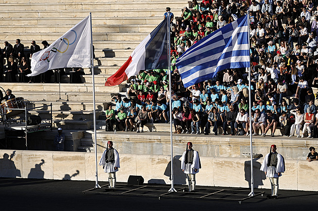 Řečtí a francouzští sportovci si v Aténách předali olympijskou pochodeň
