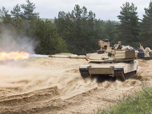 Ukrajina stáhla z boje americké tanky Abrams. Ničí je ruské drony „lovci a zabijáci“
