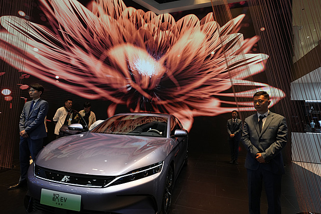 Čína udává v autoprůmyslu směr, pekingskému salonu vládnou elektromobily