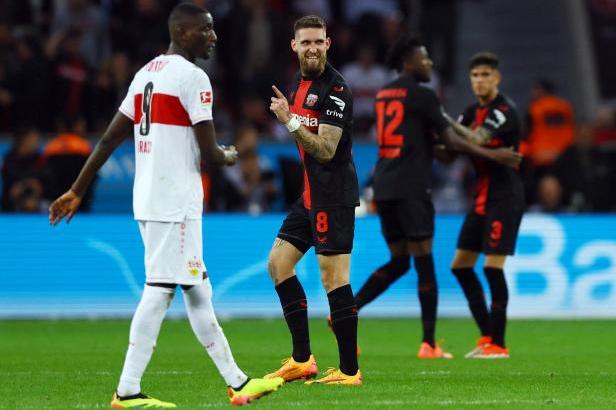 

Leverkusen znovu zachránil sérii bez porážky až v nastavení. Lipsko deklasovalo Dortmund, tři body bere i Bayern

