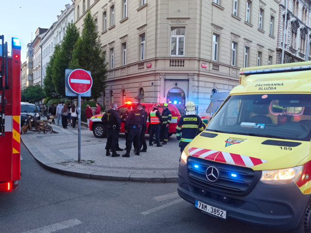 V pražské Bubenči hořel byt, záchranáři ošetřili 9 lidí, dva odvezli do nemocnice