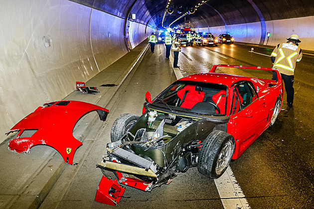 Autofotka: Sen z plakátů v kotrmelcích. Mladíček v tunelu rozbil Ferrari F40
