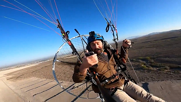 VIDEO: Paraglider se zřítil ze třiceti metrů na poušť. Sám si zavolal záchranku