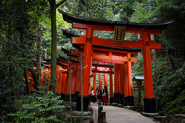 Království mechu a červených bran. Fušimi Inari je portálem do japonské pohádky