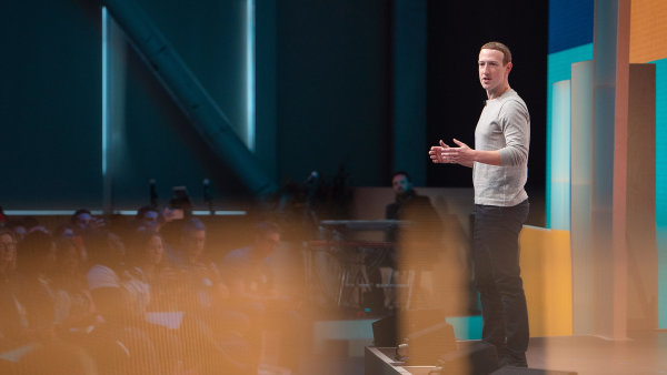 Mark Zuckerberg si hraje s Facebookem jako kluk, investory připravil o desítky miliard dolarů prodělečnými projekty