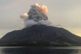 Nejvyšší stupeň varování a uzavřené letiště. Znovu vybuchla sopka Ruang v Indonésii
