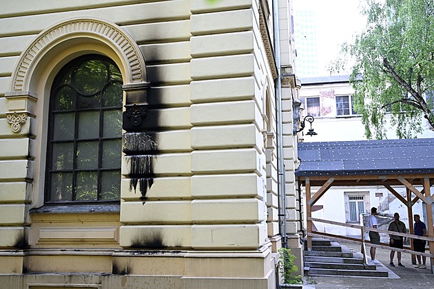 Na synagogu ve Varšavě kdosi hodil Molotov, čin odsoudil Duda i ambasáda USA