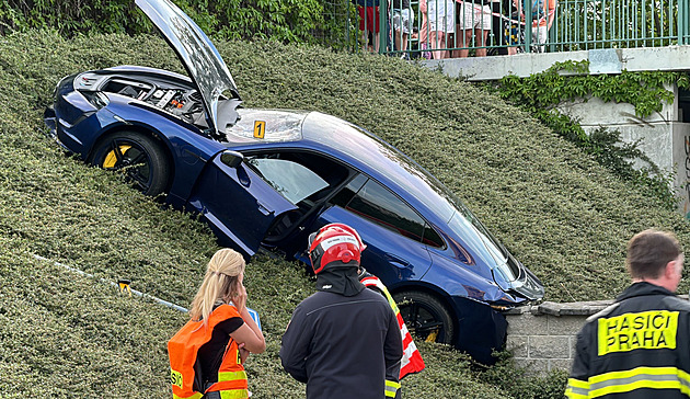 Řidič Porsche srazil v Hloubětíně ženu s kočárkem, ta utrpěla vážná zranění