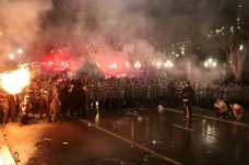 V Tbilisi se policie snažila rozehnat demonstranty plynem i vodním dělem