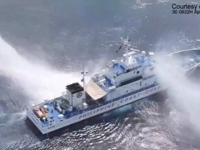 VIDEO: Čína zaútočila na filipínskou loď vodními děly. Konfliktů v moři přibývá