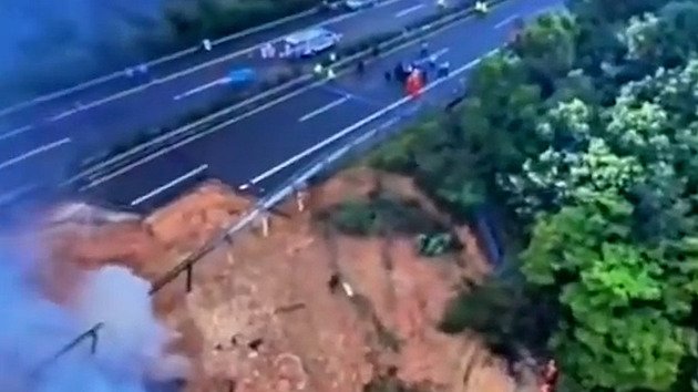 VIDEO: V jižní Číně se propadla dálnice, o život přišlo nejméně 19 lidí