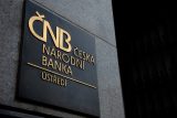 Česká národní banka snížila základní úrokovou sazbu o půl procentního bodu na 5,25 procenta