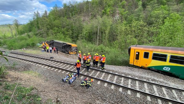 Českým drahám zřejmě ujel u Měchenic vlak bez strojvedoucího, po několika kilometrech vykolejil
