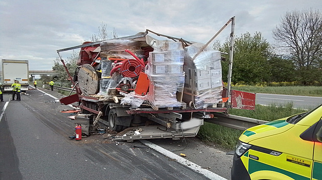 D35 u Litovle zablokovala nehoda, ze zdemolovaného vozu se vysypal náklad