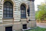 Mladý Polák údajně hodil na synagogu tři Molotovovy koktejly. Policie ho zadržela, hrozí mu deset let vězení