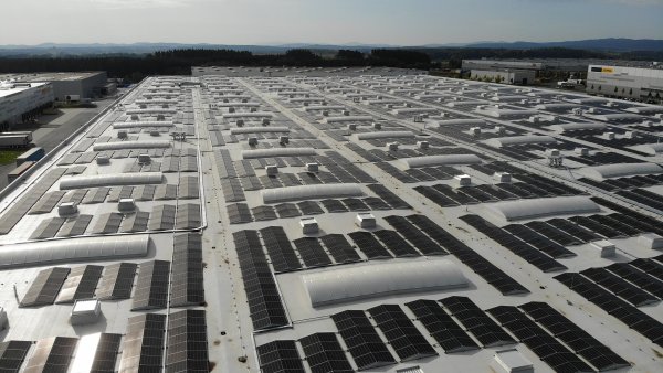 Na Plzeňsku vznikla největší střešní fotovoltaika v Česku. Šlo to i bez dotace