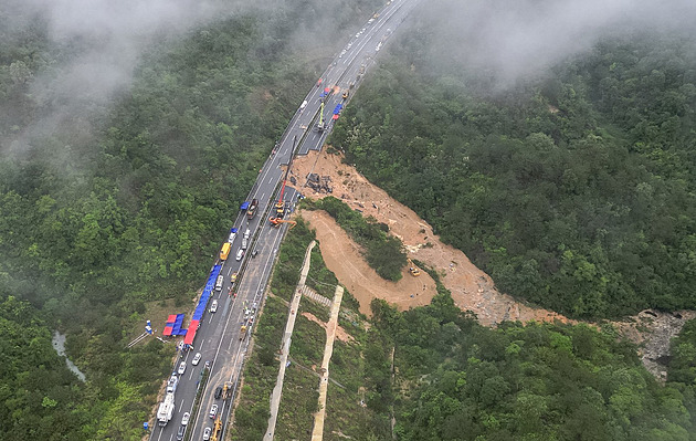 Zřícená dálnice v jižní Číně má již 36 obětí, další pátrání komplikuje počasí
