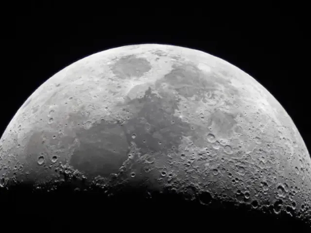 Čína vyslala sondu, která má odebrat vzorky z odvrácené strany Měsíce
