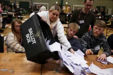 Konzervativci přišli o křeslo v parlamentu, na labouristy ztrácejí i v komunálních volbách