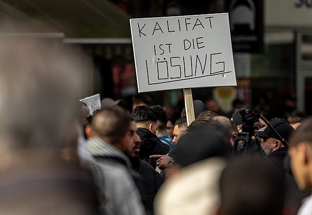Na důchodce zaklekli, chalífát neřeší. Němce děsí mdlé reakce jejich politiků