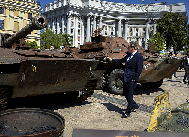 Ukrajina má právo použít naše zbraně v Rusku, řekl britský ministr zahraničí