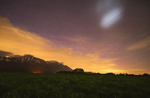 Záhadný předmět na noční obloze překvapil fotografy čekající na polární záři