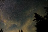 Meteory z Halleyovy komety. Lidé můžou na obloze pozorovat Akvaridy, nejjasnější budou v pondělí