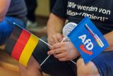 Na stánek protiimigrační německé strany AfD zaútočili tři lidé. Podezřelé zadržela policie