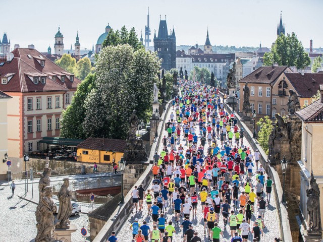 Pražský maraton omezuje dopravu. Řidiči nemohou na většinu nábřeží v centru