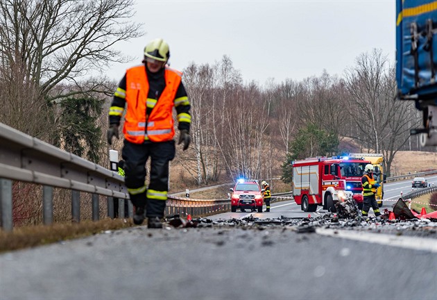 Řidič na Nymbursku vyjel ze silnice na chodník a srazil čtyři chodce