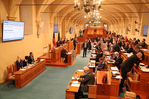 Senátorský mandát chce v září obhájit většina členů, včetně Hilšera či Drahoše