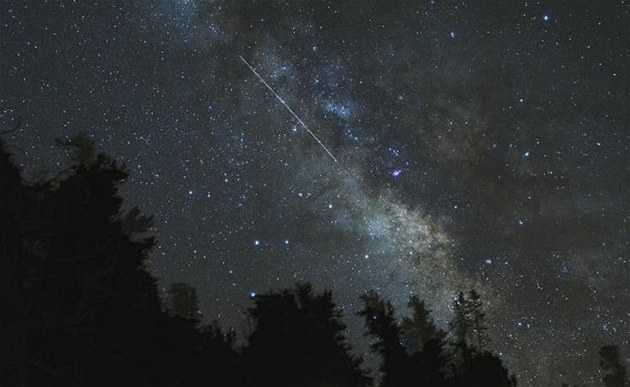 V noci na pondělí lze pozorovat meteorický roj eta Akvaridy. Budou ideální podmínky