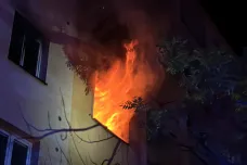 Ve Frýdku-Místku hořel bytový dům, zdravotníci ošetřili třináct lidí