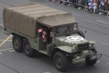 Žena v konvoji na Slavnostech svobody zamávala nacistickou vlajkou. Případem se zabývá policie