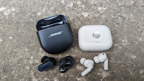 2x sluchátka Bose trochu jinak: Moto Buds+ (sound by Bose) a Bose QuietComfort Ultra Earbuds v testu