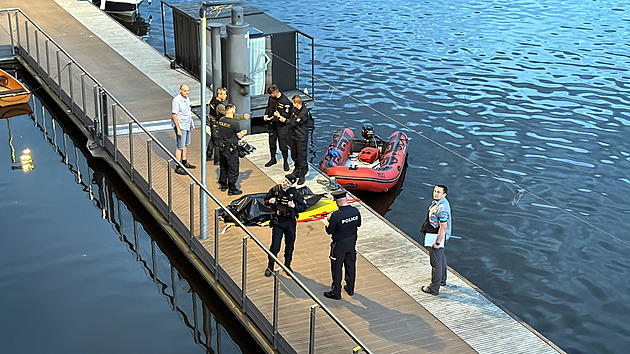 Policisté v Praze vytáhli z Vltavy utonulého muže, může to být pohřešovaný Brit