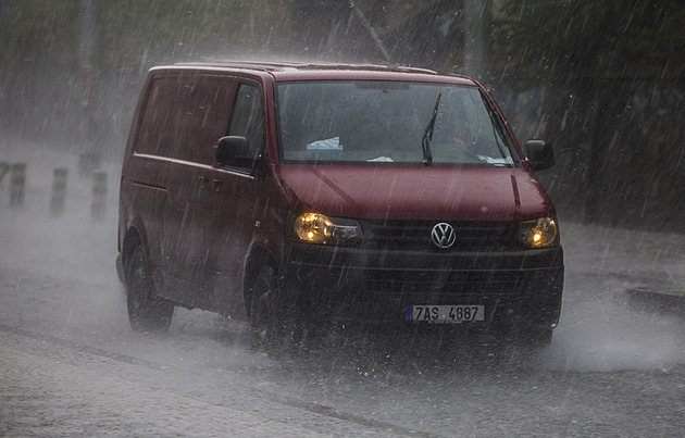 Přes Česko jdou bouřky s krupobitím. Zaplavené ulice, desítky výjezdů hasičů