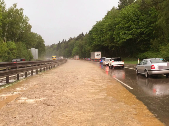 Silné bouře v Česku: bláto zaplavilo D1, v ulicích se tvořily potoky, padaly kroupy velké 2 cm