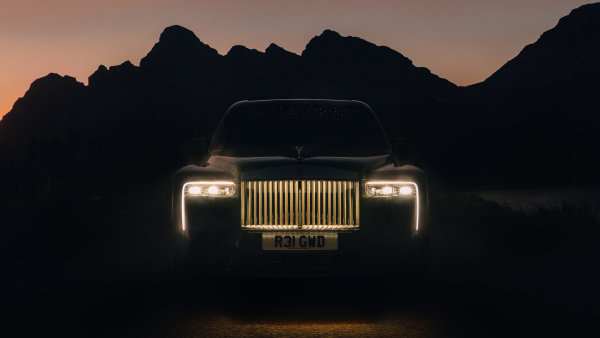 Odlesk mrakodrapů ve světlometu opulentního SUV. Rolls-Royce představuje vylepšený Cullinan
