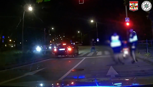 Řidič místo semaforu sledoval zasahující policisty, málem přejel chodce