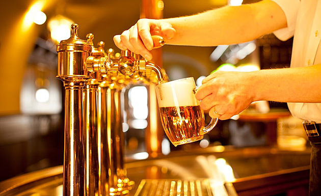 Spotřeba piva v Česku dál klesá. Prodeje táhnou nealkoholické varianty
