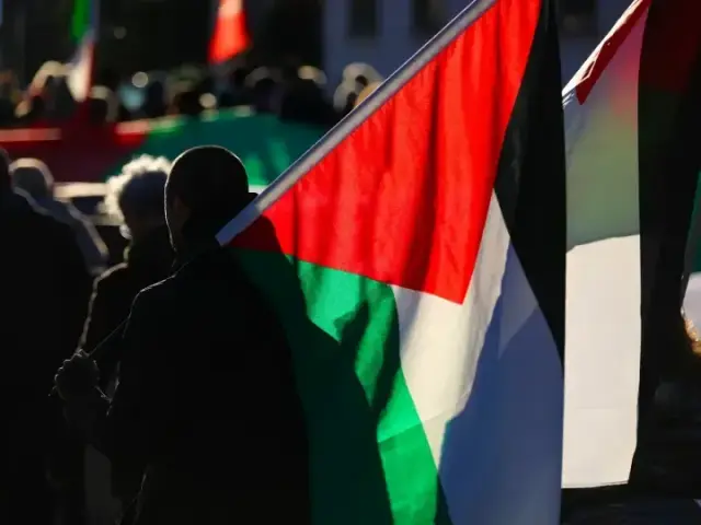 VIDEO: Buldozer rozrazil barikádu v Amsterodamu. Policie rozehnala protest za Palestinu