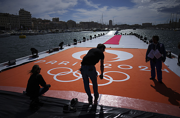 Po dvanáctidenní plavbě dorazil olympijský oheň z Řecka do Marseille