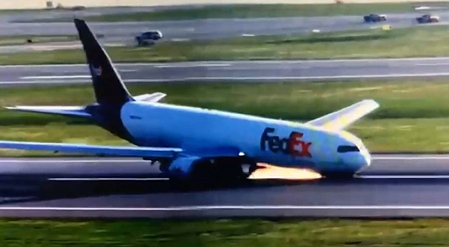 VIDEO: Boeing nouzově přistál v Istanbulu, neotevřel se mu podvozek
